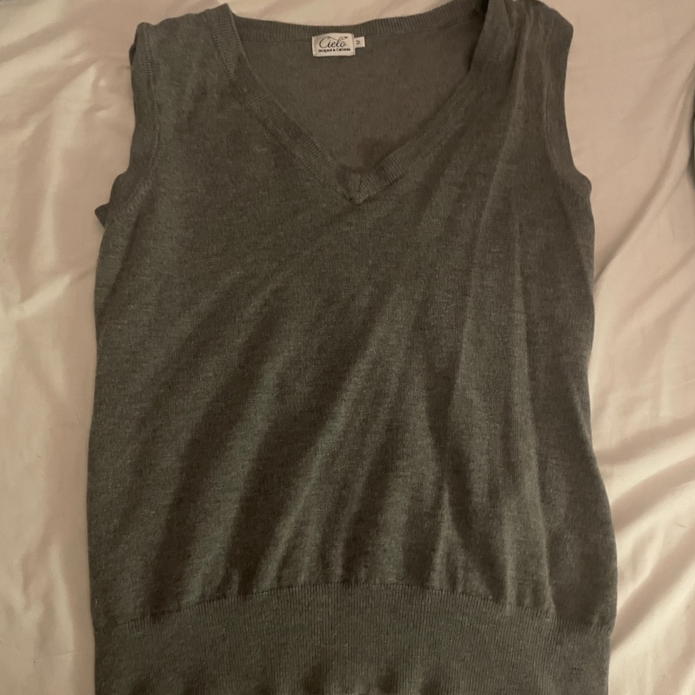grey cielo sweater vest size medium